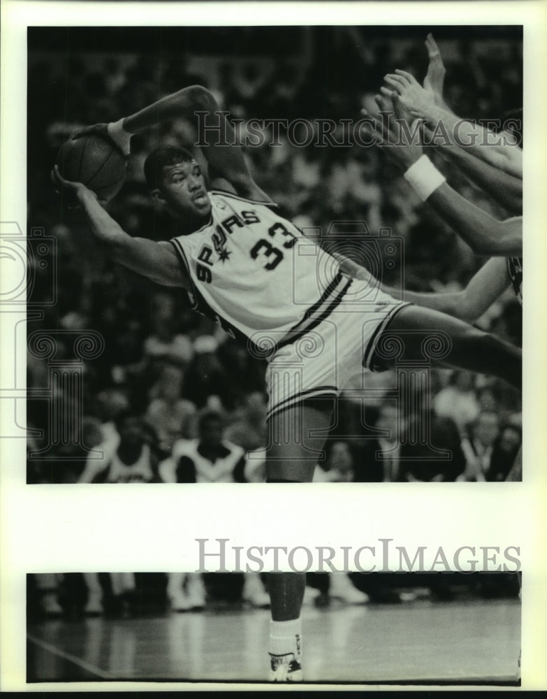 1988 Press Photo Greg Anderson, San Antonio Spurs Basketball Player at Game - Historic Images