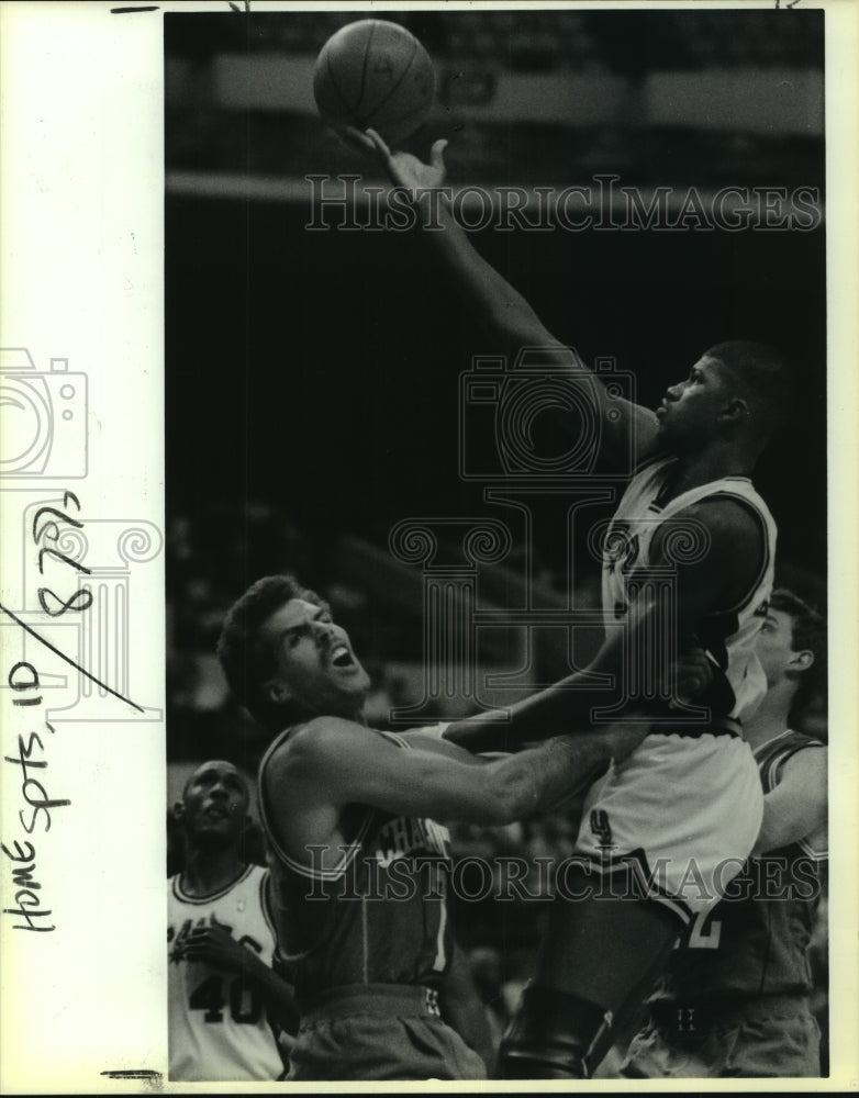 1988 Press Photo Greg Anderson, San Antonio Spurs Basketball Player at Game - Historic Images