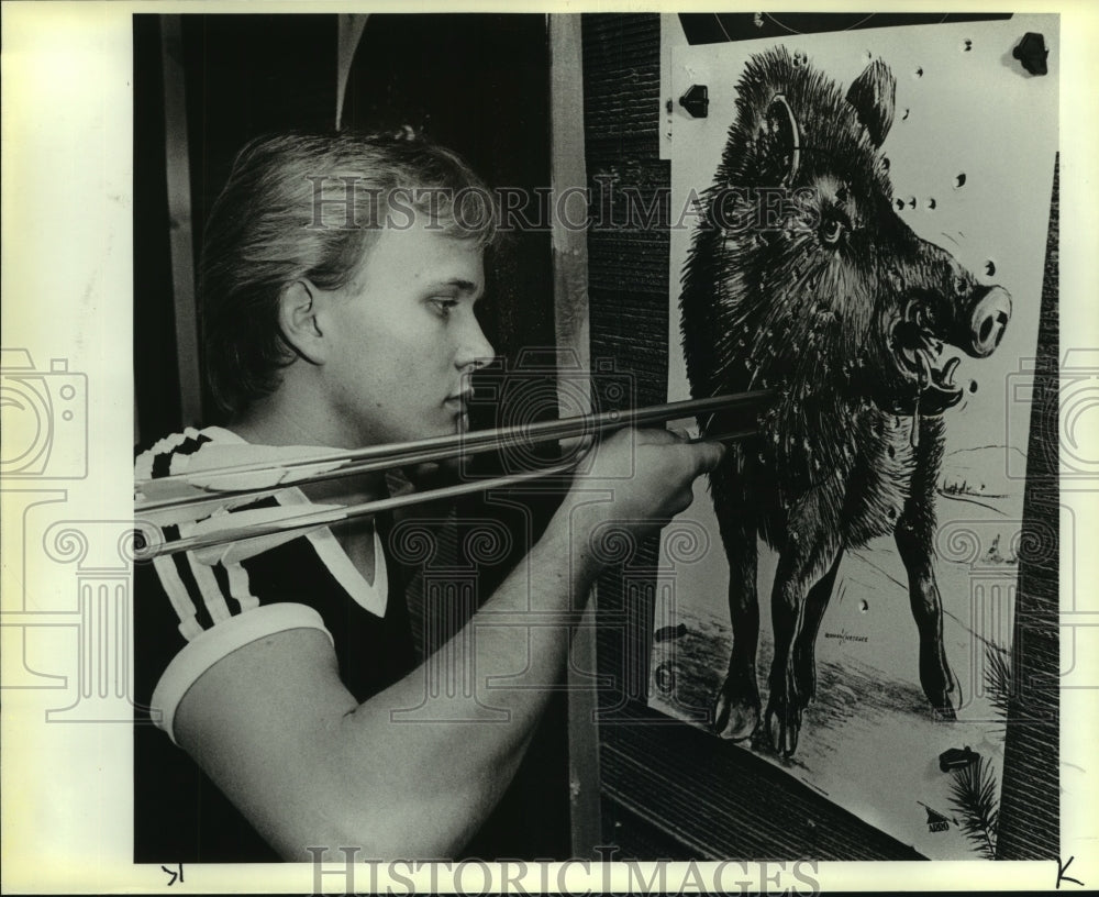 1986 Press Photo Tommy DeLong, Madison High School Archer at Target - sas08976 - Historic Images