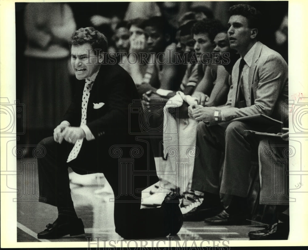 1986 Press Photo Ken Burmeister, San Antonio Basketball Coach at Arlington Game - Historic Images
