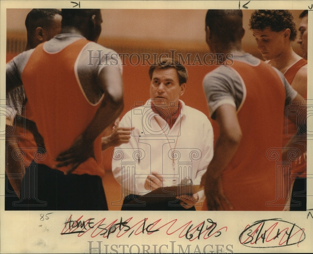 1989 Press Photo Ken Burmeister, Basketball Coach wit Players at Practice - Historic Images