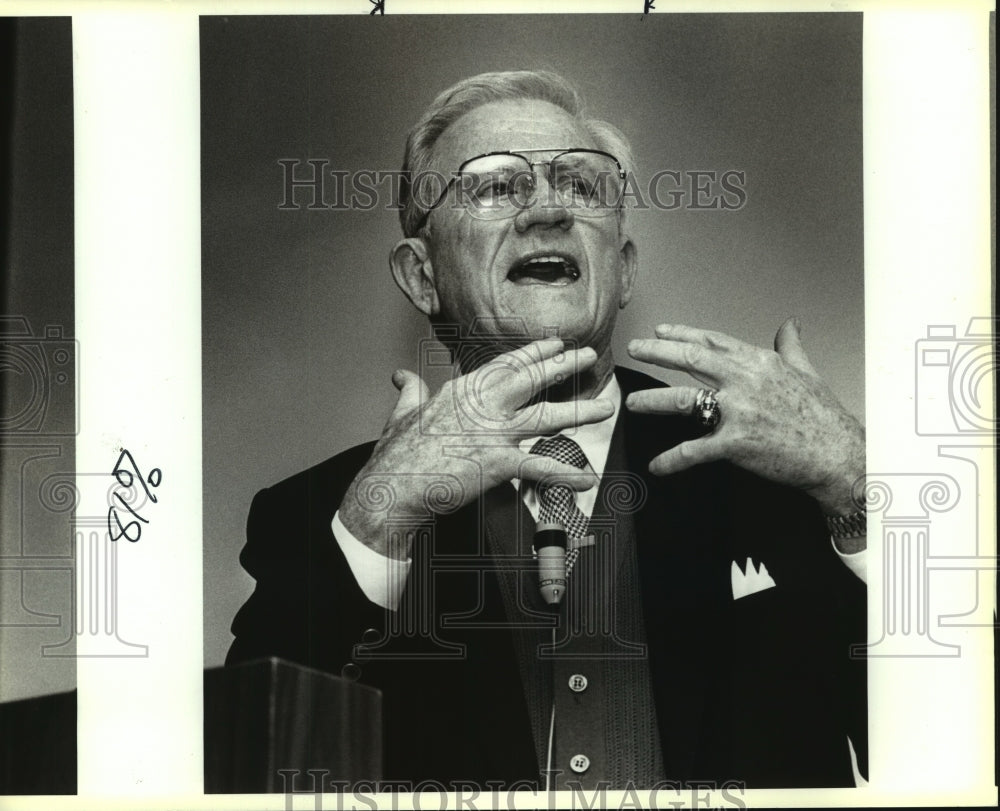 1990 Press Photo Frank Broyles, Arkansas Athletic Director at Awards - sas08985 - Historic Images
