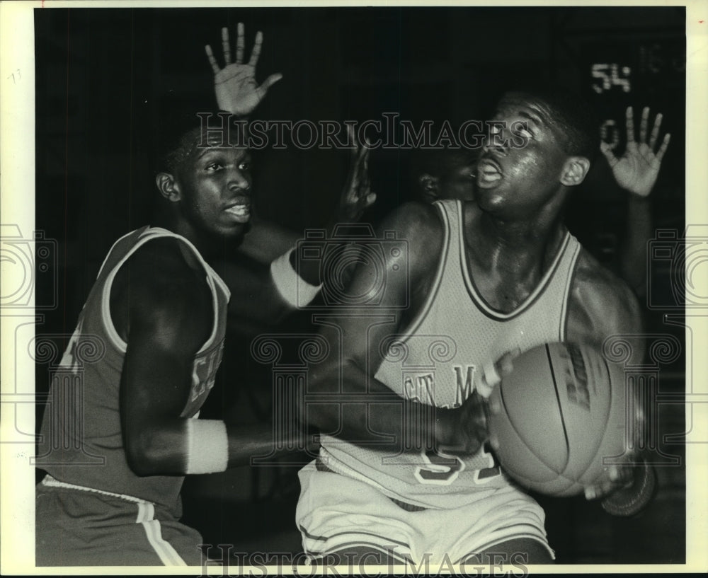 1987 Press Photo Henry James, St. Mary's College Basketball Player at Game - Historic Images
