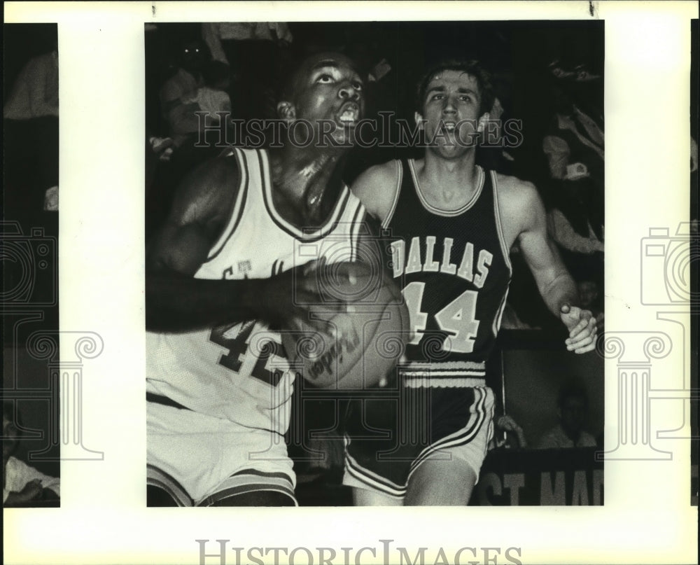 1987 Press Photo Ronald Thomas, St. Mary&#39;s College Basketball Player at Dallas - Historic Images