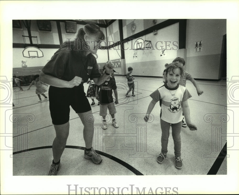 1994 Press Photo Lorrane Davila, Leon Springs Physical Education Coach and Kids - Historic Images