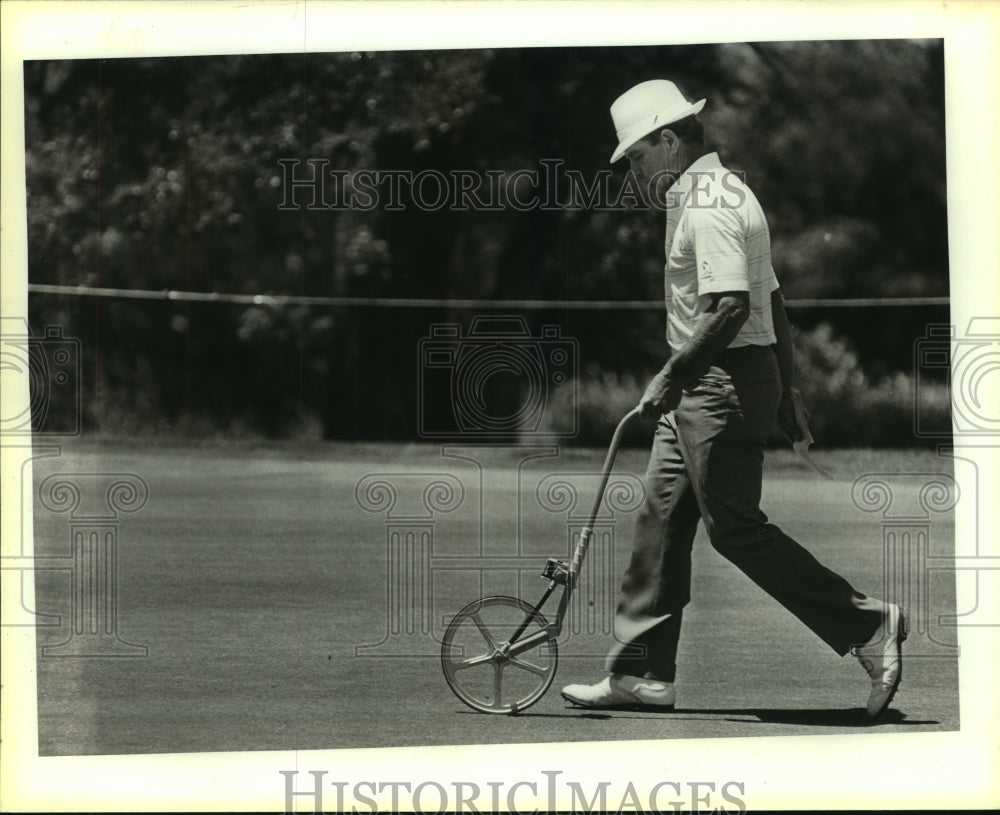 1988 Press Photo Bruce Crampton at Dominion Senior Pro Golf Association Fairway- Historic Images