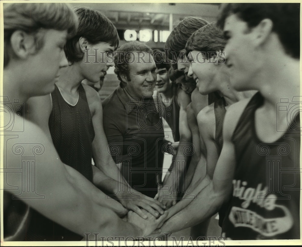 1985 Press Photo Charles Boggess, Alamo Heights Basketball Coach and Team - Historic Images