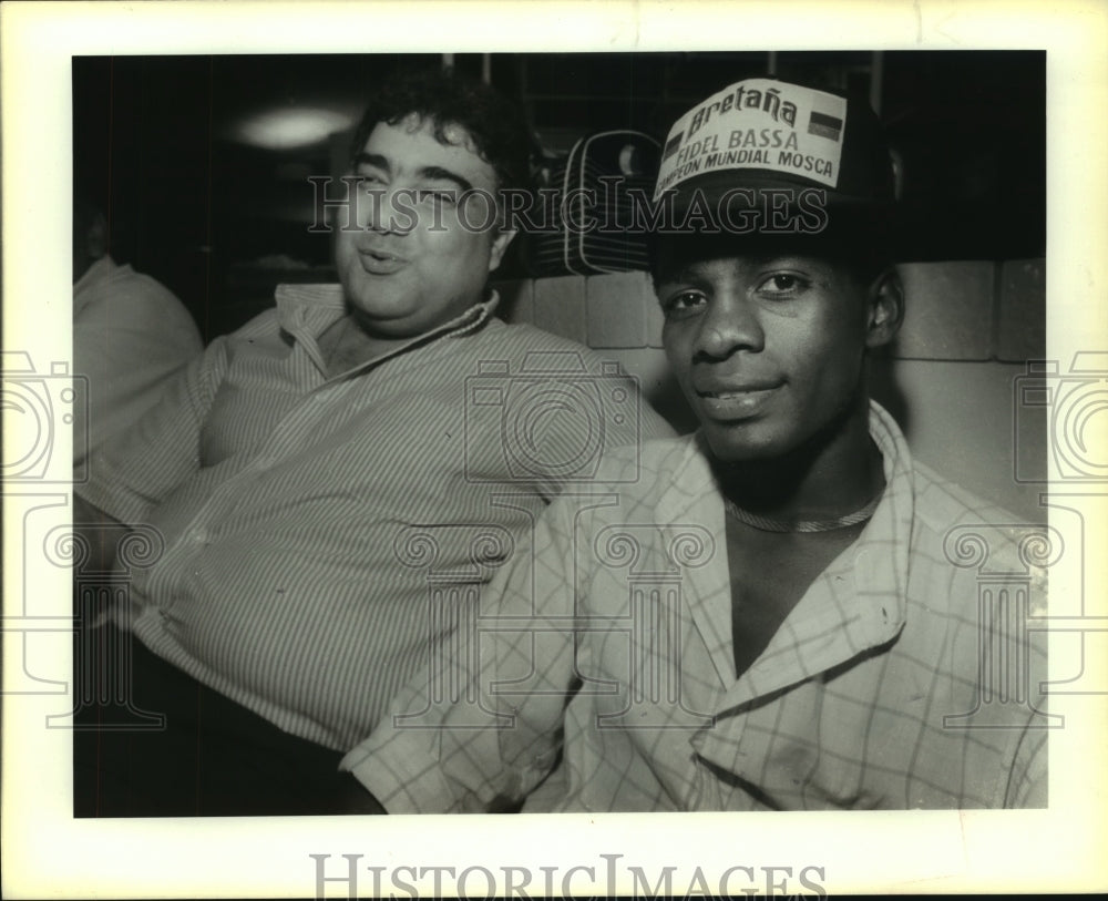 1988 Press Photo Boxer Fidel Bassa. Manager Billy Chams at San Antonio Airport-Historic Images