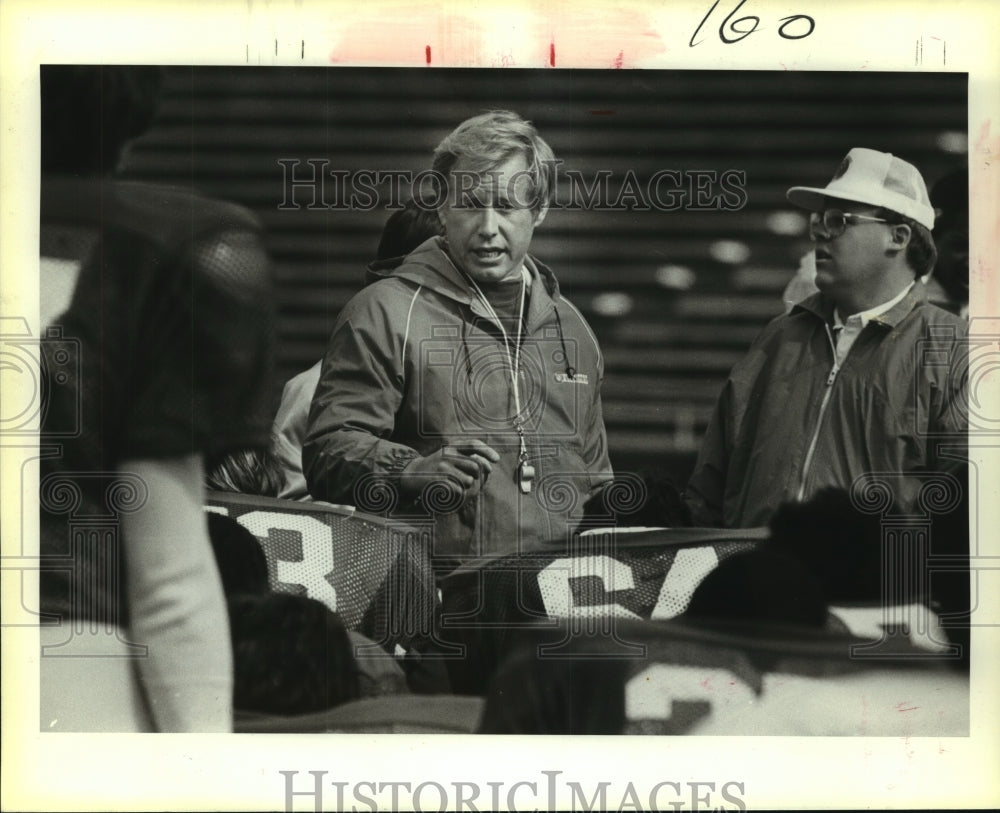 1985 Press Photo Jim Bates, Gunslinger Football Coach with Players - sas09096 - Historic Images
