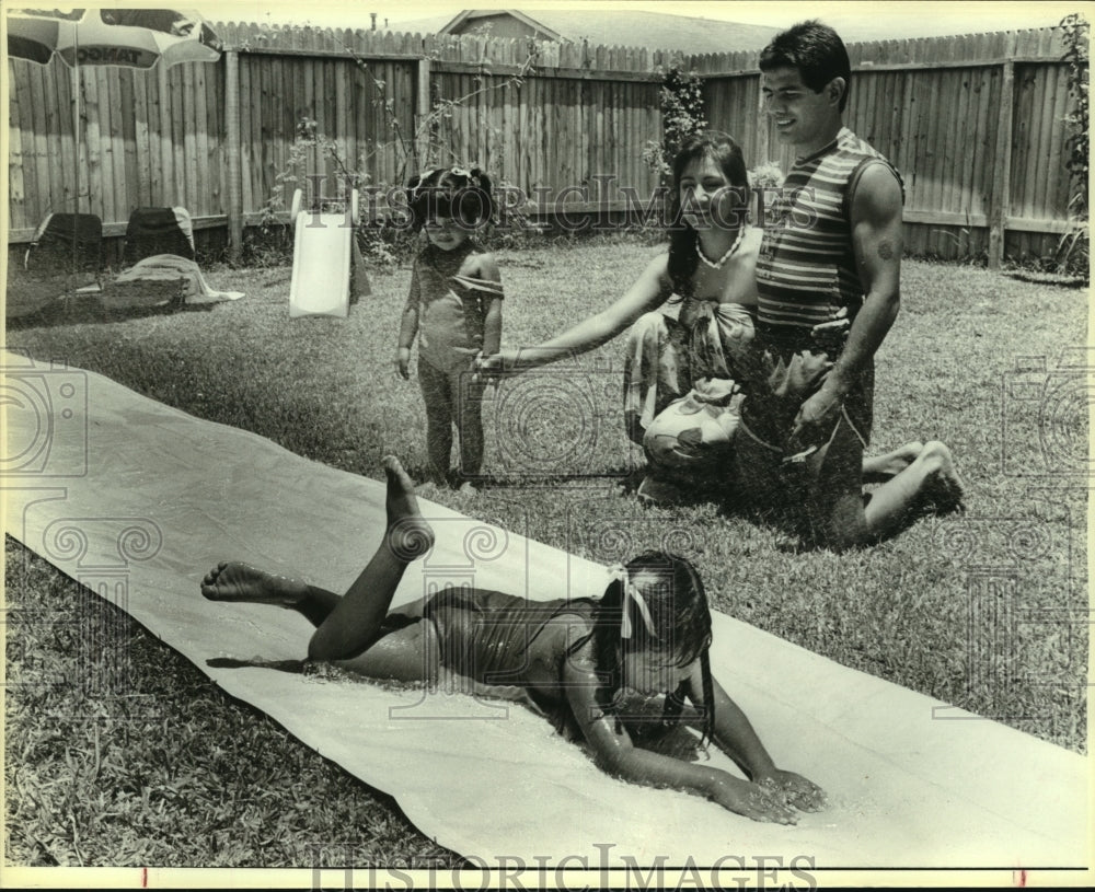 1985 Press Photo Boxer Mike Ayala with Wife Melody and Daughters at Home - Historic Images