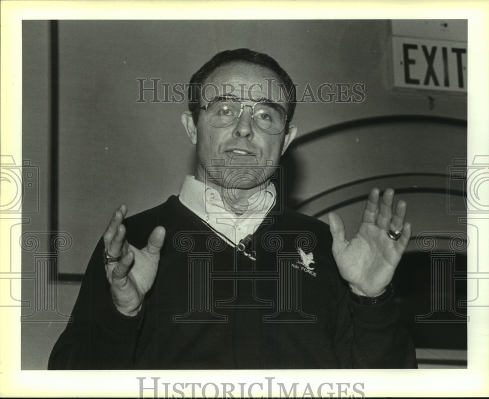 1987 Press Photo Fisher Deberrry, Speaker at Clinic - sas09113- Historic Images