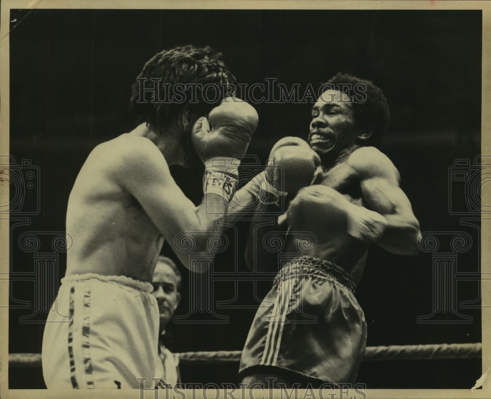 1979 Press Photo Boxer Howard Davis in the Ring with Opponent - sas09114- Historic Images
