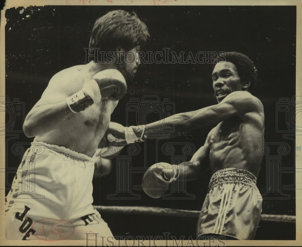 1979 Press Photo Boxer Howard Davis in the Ring with Opponent - sas09115 - Historic Images