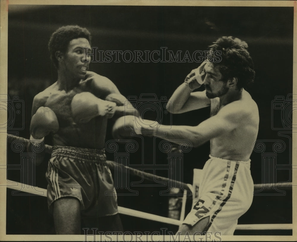 1979 Press Photo Boxers Howard Davis and Jose Hernandez Fight in the Ring-Historic Images