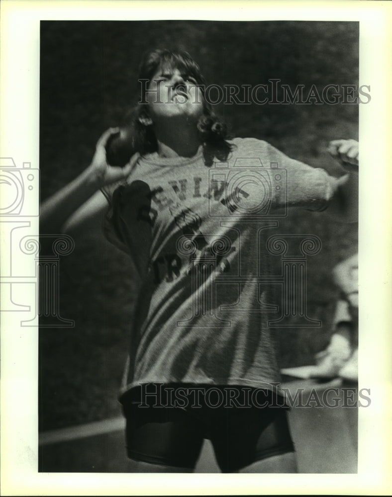1988 Press Photo Holly Graham, Devine High School TRack Shot Put Thrower - Historic Images