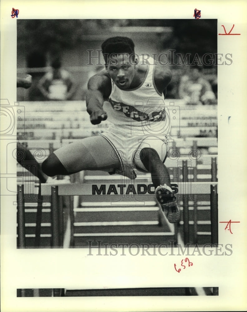 1990 Press Photo Kenneth Broadnax, Seguin High School Track High Hurdle Jumper- Historic Images