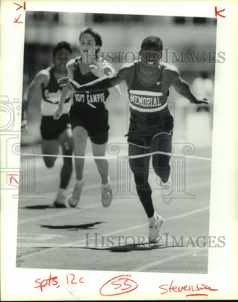 1990 Press Photo Terry Stevenson, Memorial High School Track Runner at Meet - Historic Images