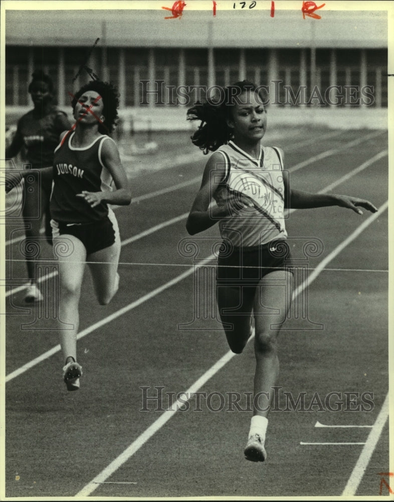 1986 Press Photo Robyn Bryand, Holmes High School Track Runner at Race - Historic Images