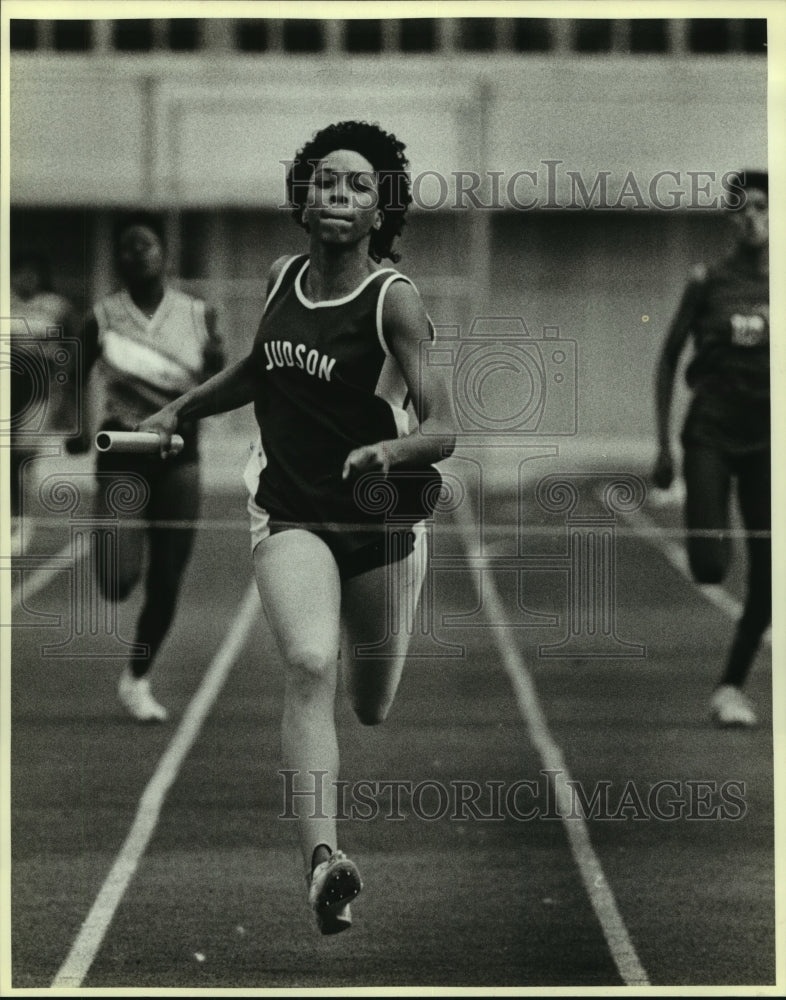 1986 Press Photo Felicia Oliver, Judson High School Track Runner at Race - Historic Images