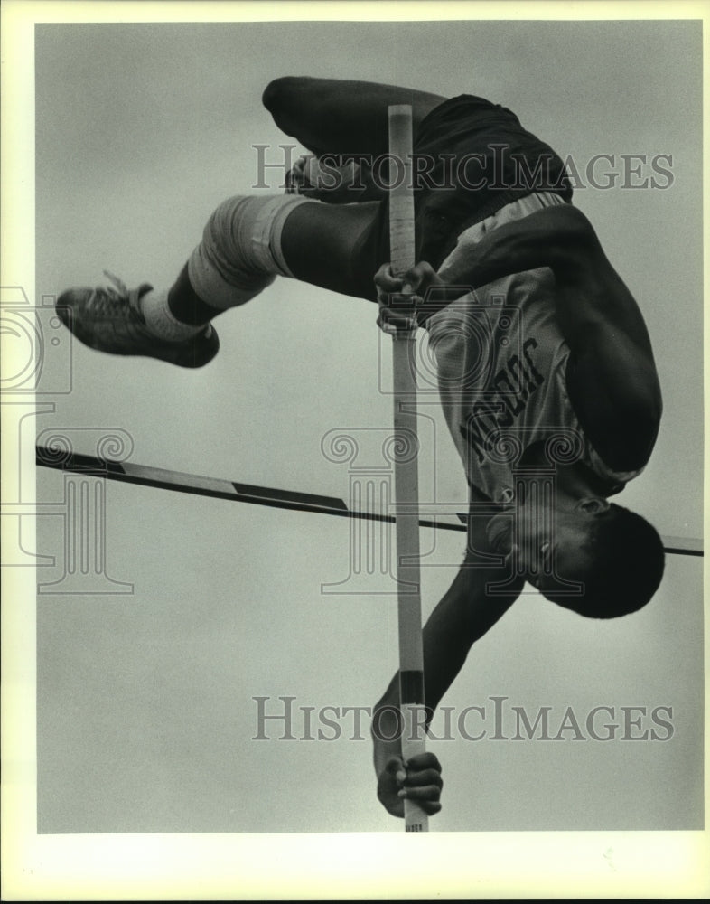1986 Press Photo Kevin Carter, Judson High School Track Pole Vaulter - sas09189- Historic Images