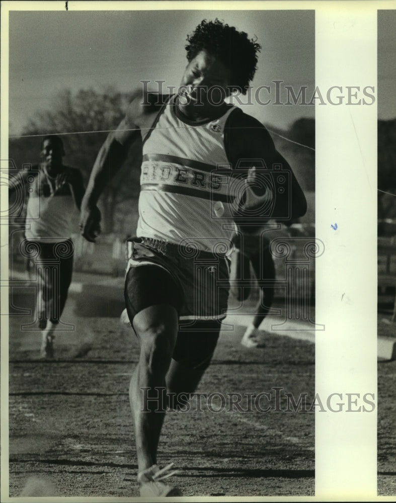 1986 Press Photo Ernest Peel, Roosevelt High School Relay Anchor at Clemens Meet- Historic Images