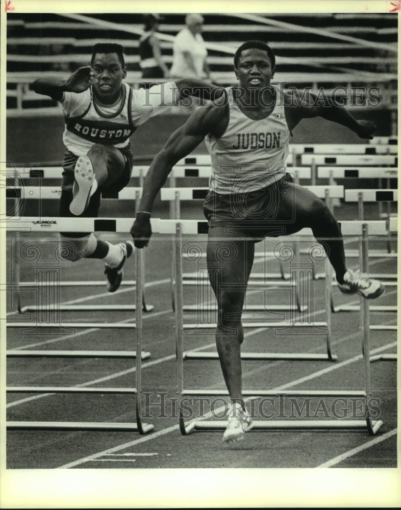 1986 Press Photo Eric Jones, Judson High School Track Runner at Alamo Race- Historic Images