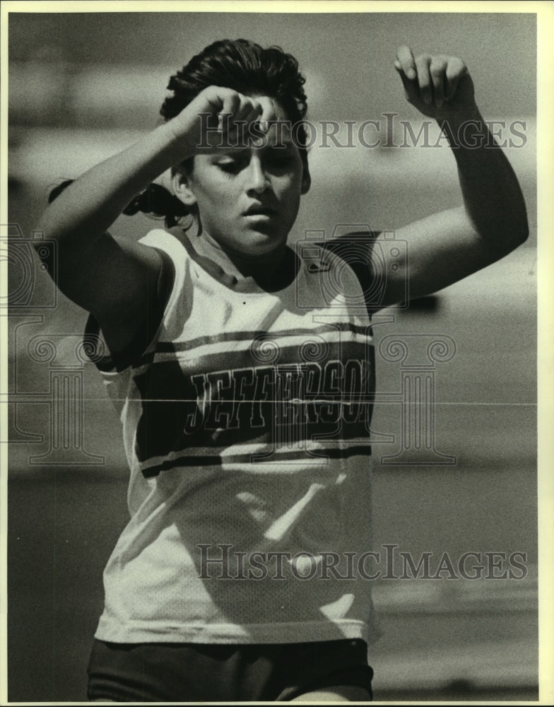 1987 Press Photo A Jefferson High track athlete wins a 3200 meter race - Historic Images