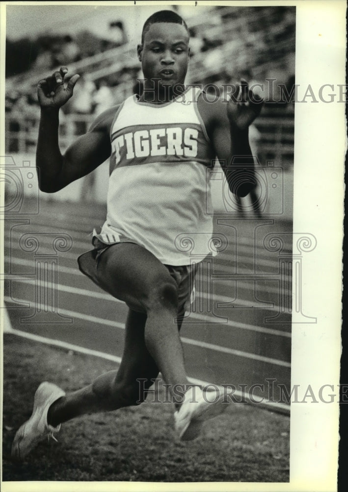 1987 Press Photo Carroll High long jumper Keith Nunn in action - sas09251 - Historic Images