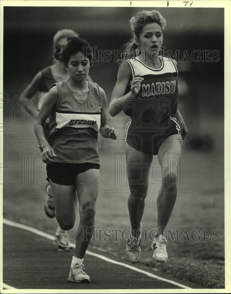 1986 Press Photo Natalie Nalepa, Madison High School Track Runner at Race - Historic Images