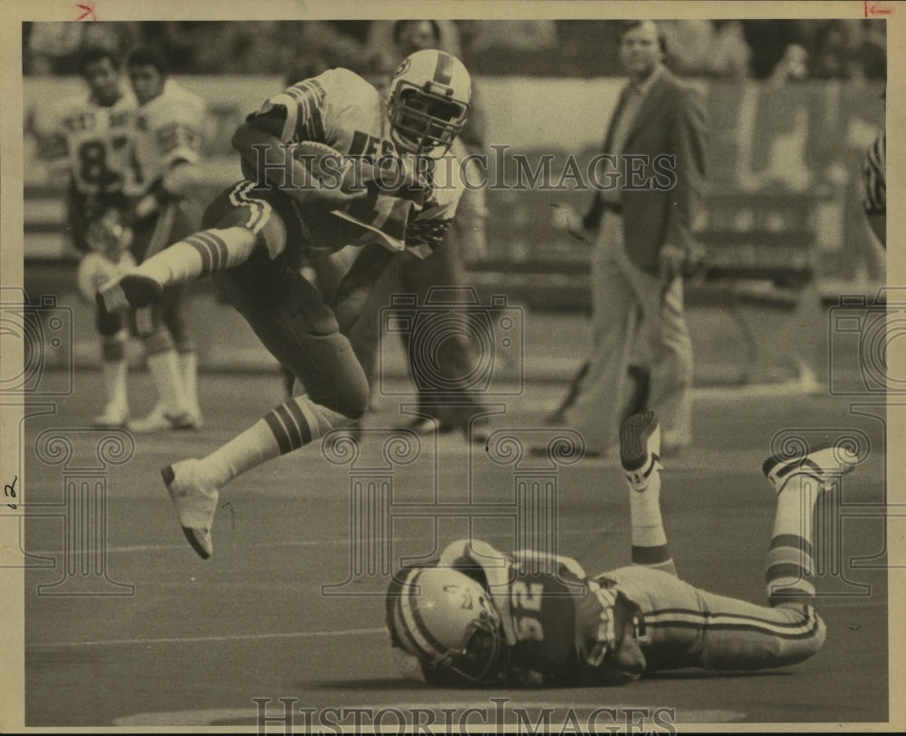 1982 Press Photo A Judson High School Football Defender Attempts A Tac 1982-press-photo-a-judson-high-school-football-defender-attempts-a-tac