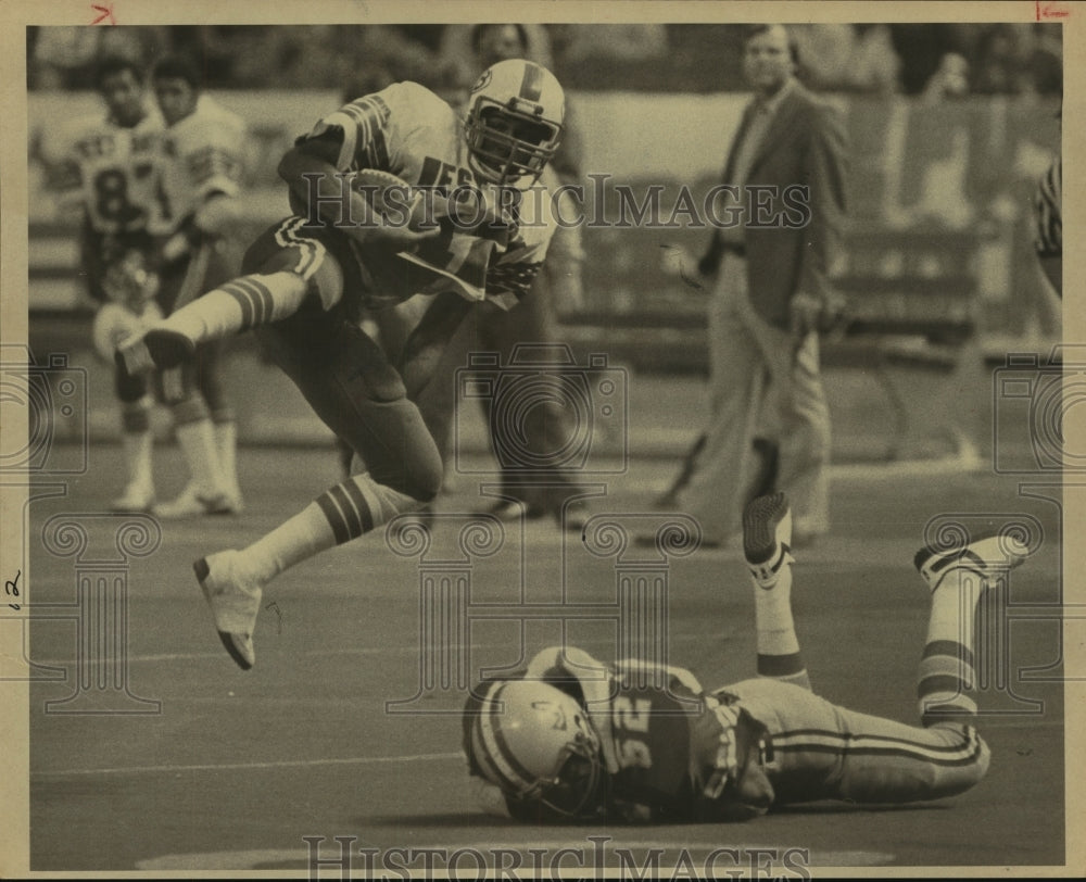 1982 Press Photo A Judson high school football defender attempts a tackle - Historic Images