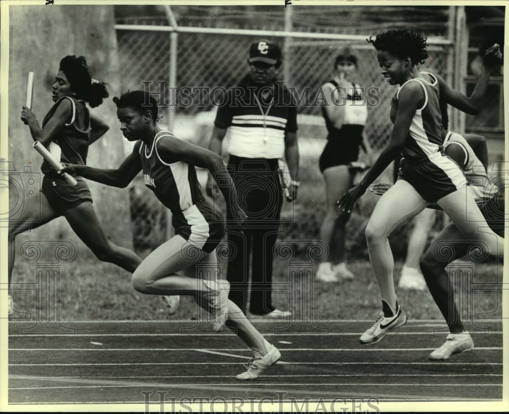 1986 Press Photo High School Track Relay Runners Sharon Lewis and Janice Gibson- Historic Images