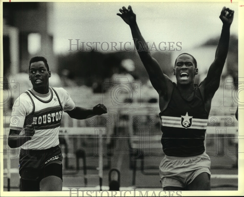 1986 Press Photo Ronald Pinnix, Sam Houston High School Hurdle Jumper at Race - Historic Images