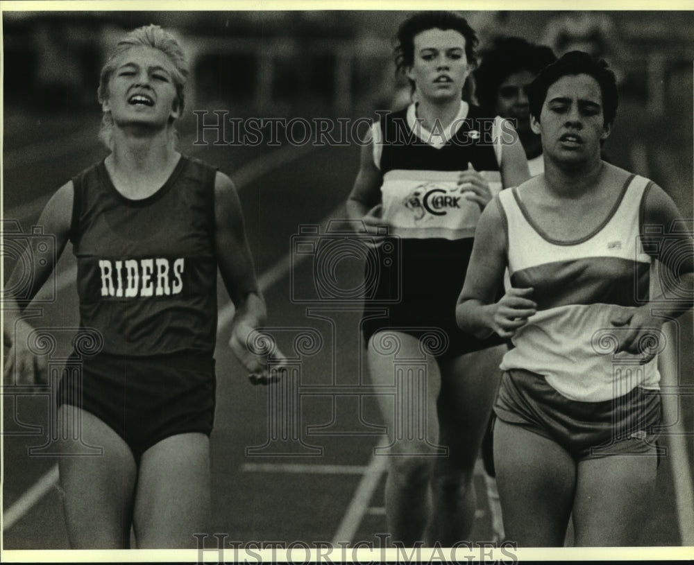 1986 Press Photo Michelle Rodriguez, Seguin High School Track Runner at Race- Historic Images
