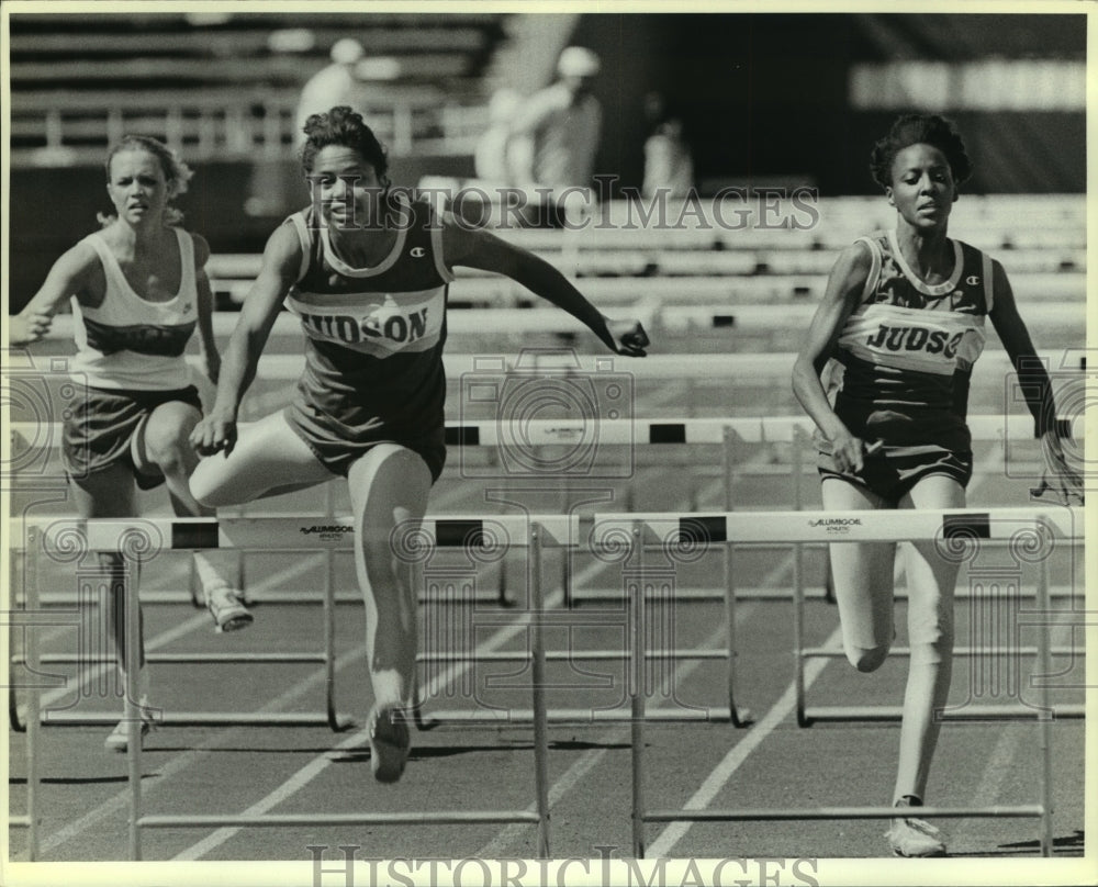 1987 Press Photo Felicia Oliver, High School Track Hurdle Jumper at Race- Historic Images