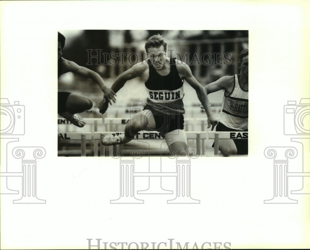 1993 Press Photo Kevin Koenen, Seguin High School Track Hurdle Runner at Race - Historic Images