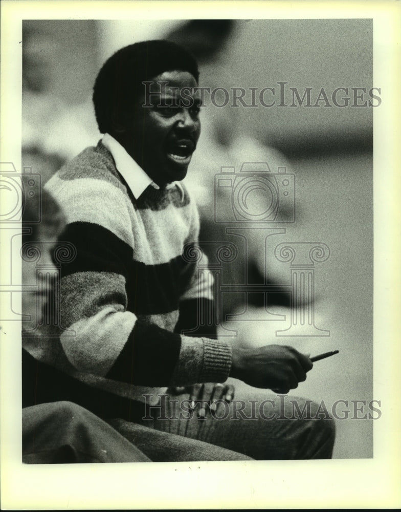 1986 Press Photo Seguin Basketball Coach at MacArthur Game - sas09499 - Historic Images
