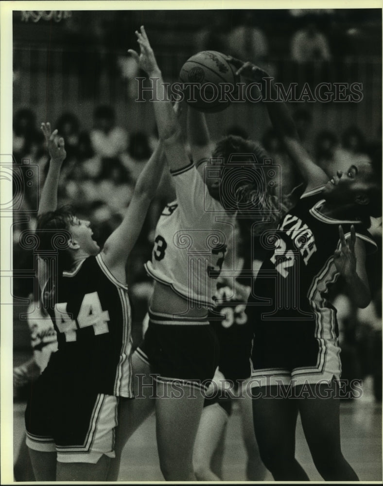 1986 Press Photo Lynch Basketball Players Dana DeMoss and Yvette Plumlee at Game - Historic Images