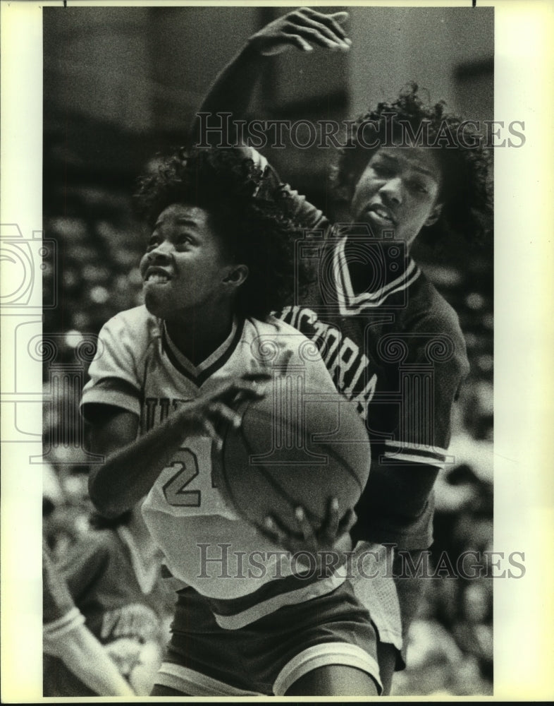 1986 Press Photo Sharon Lewis, Judson High School Basketball Player at Game- Historic Images