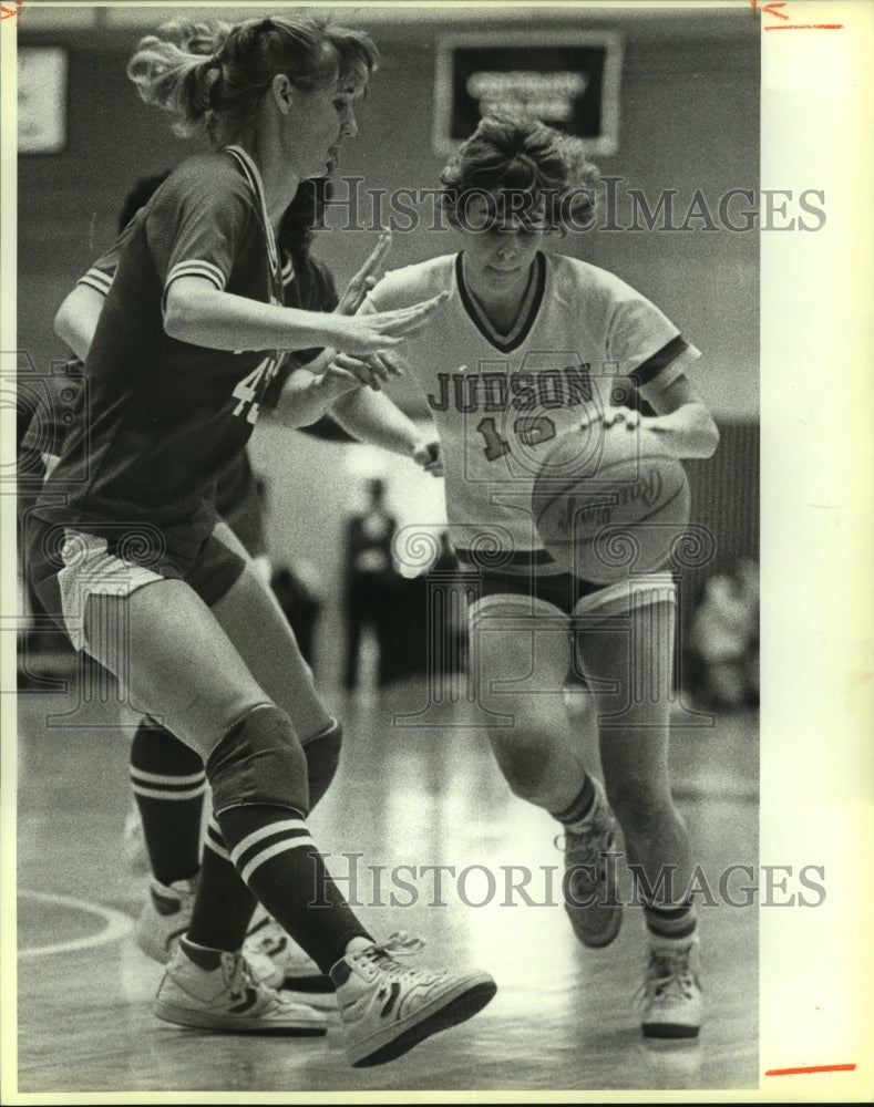 1986 Press Photo Pam Whiting, Judson High School Basketball Player at Game - Historic Images