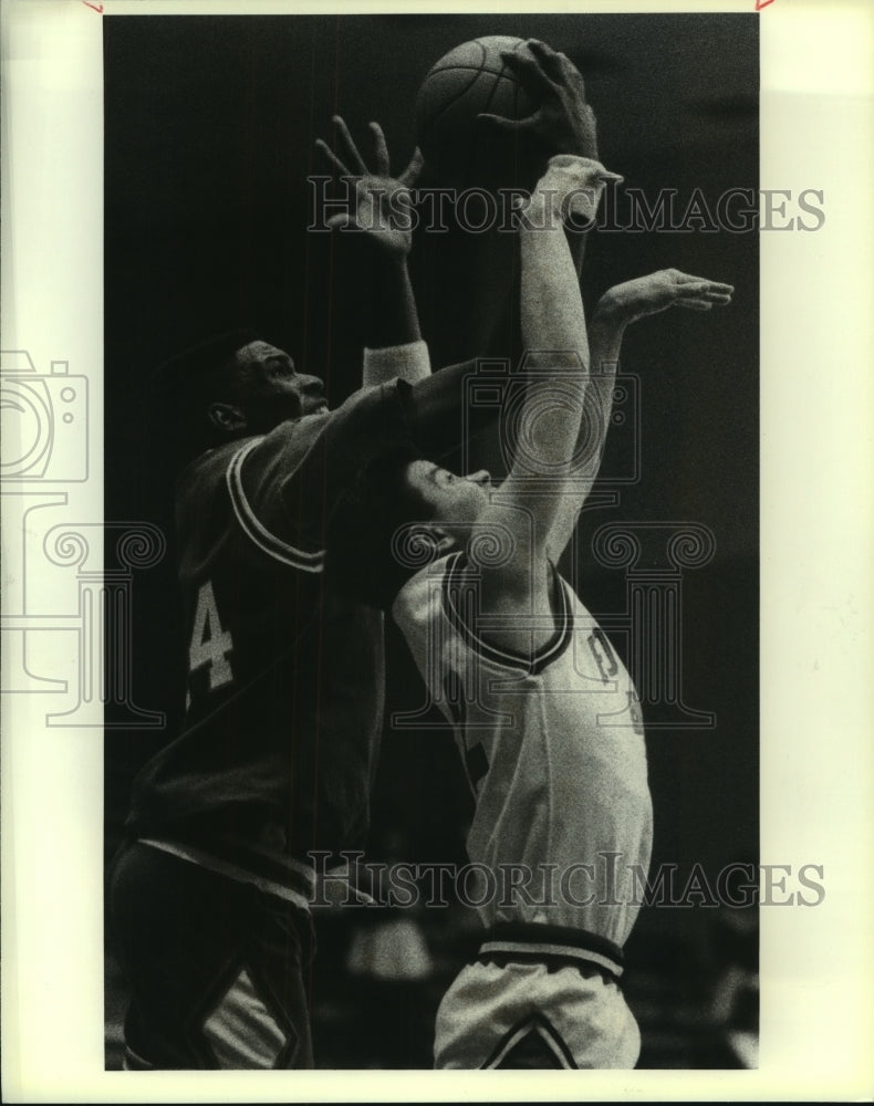 1993 Press Photo Sam Houston and Fox Tech High School Basketball Players at Game-Historic Images
