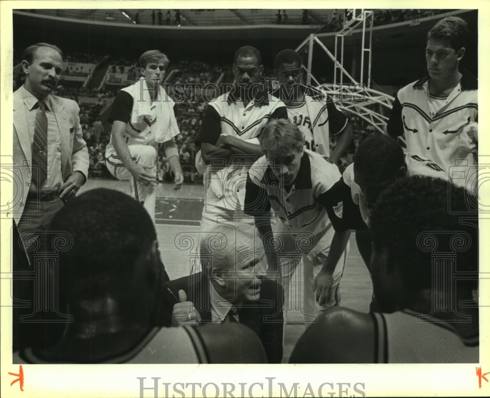 1984 Press Photo Cotton Fitzsimmons, San Antonio Spurs Basketball Coach and Team - Historic Images