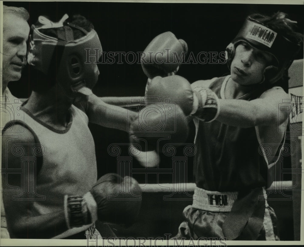 1984 Press Photo Boxers Tony Hernandez and Pedro Rodriguez at Golden Gloves Bout- Historic Images