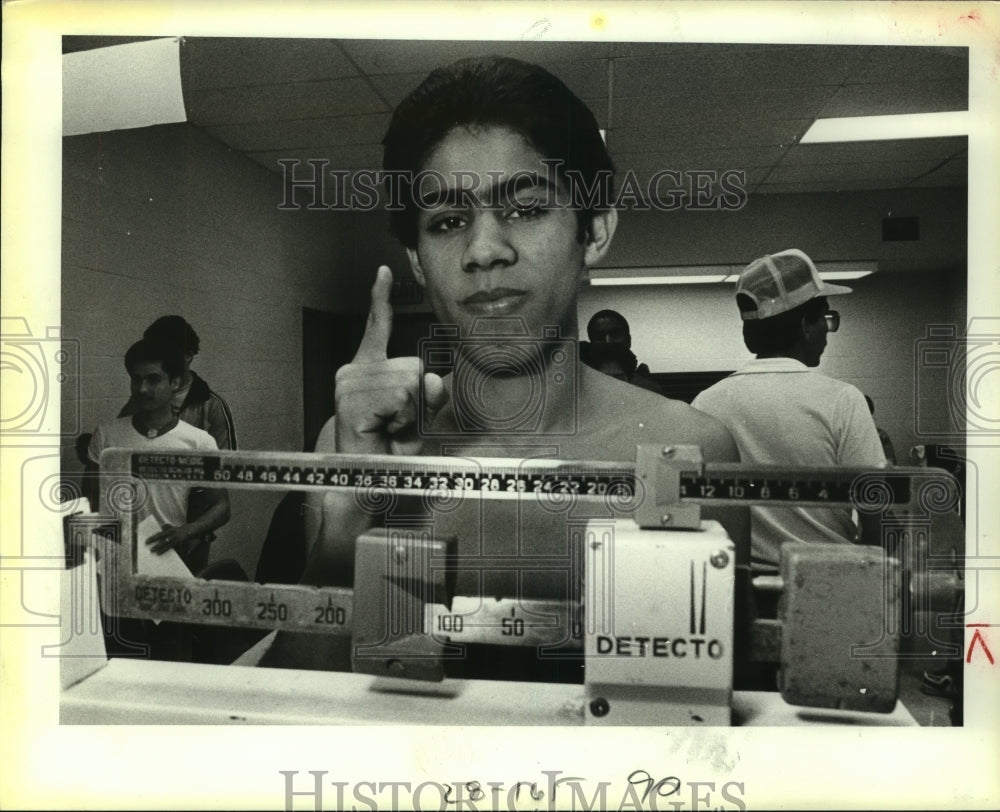 1984 Press Photo Boxes Jesse Flores at National Olympic Trials Weigh In - Historic Images