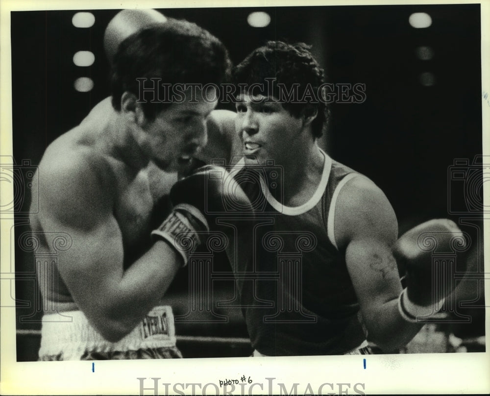 1983 Press Photo Boxers Salazar Gustavo and Robert Martinez Fight in Ring- Historic Images