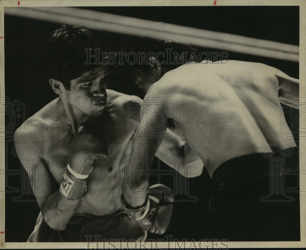 Press Photo Two boxers duke it out - sas09673 - Historic Images