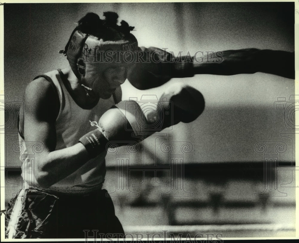 1991 Press Photo Golden Gloves boxer Gordon E. Hodges attempts to duck a punch- Historic Images