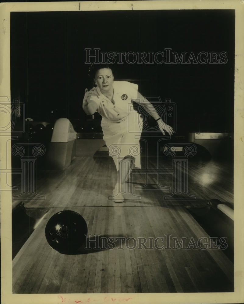 Press Photo Olga Gloor, Professional Bowler on Lanes - sas09828- Historic Images