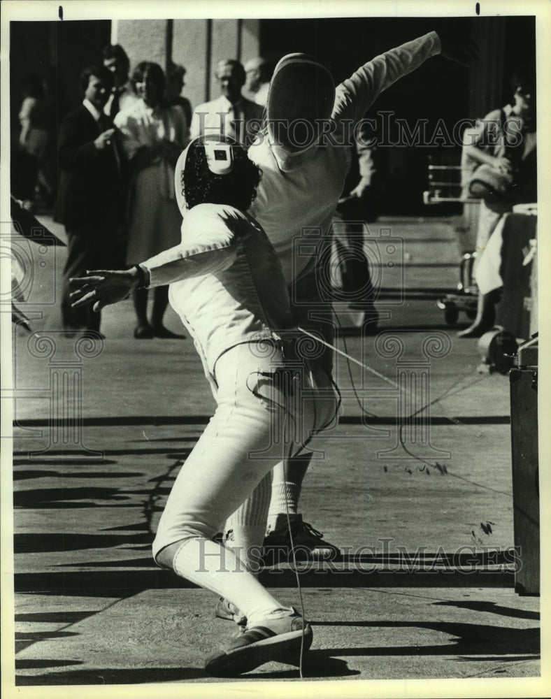 1983 Press Photo Fencers Lee Ann Skomski and Linda Miller at Fund Raiser - Historic Images