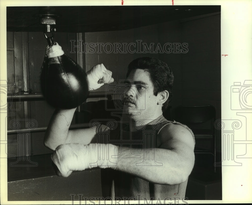 1983 Press Photo Boxer Vilomar Fernandez at San Fernando Gym - sas09926- Historic Images